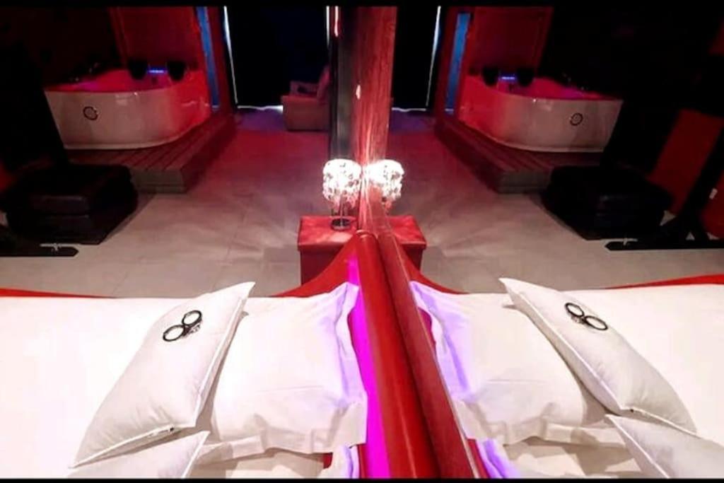 Appartement Balneo Et Sauna Prives The Red Room Mauguio Ngoại thất bức ảnh