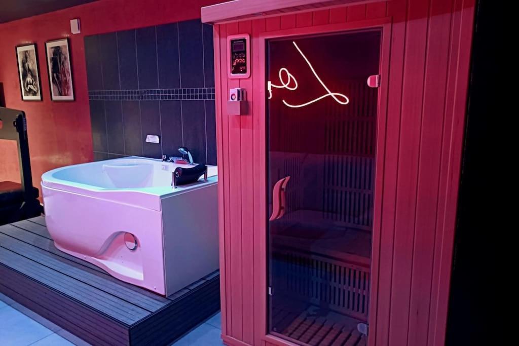 Appartement Balneo Et Sauna Prives The Red Room Mauguio Ngoại thất bức ảnh