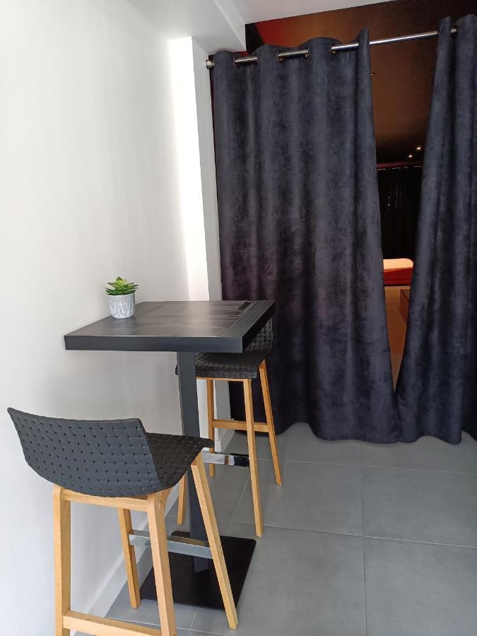 Appartement Balneo Et Sauna Prives The Red Room Mauguio Ngoại thất bức ảnh