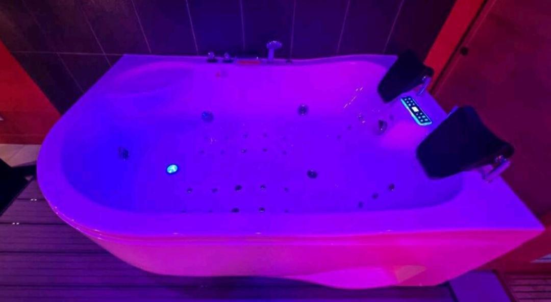 Appartement Balneo Et Sauna Prives The Red Room Mauguio Ngoại thất bức ảnh