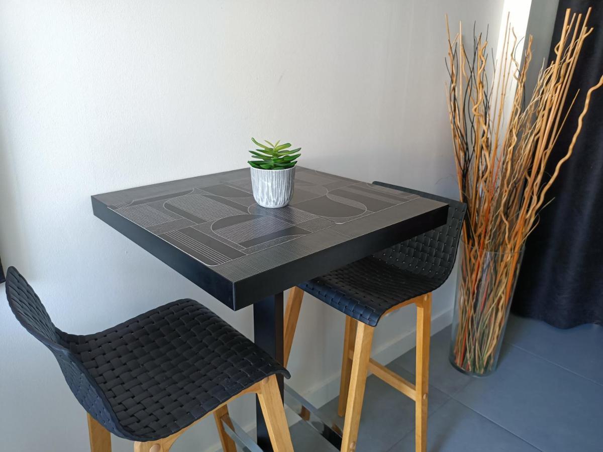 Appartement Balneo Et Sauna Prives The Red Room Mauguio Ngoại thất bức ảnh