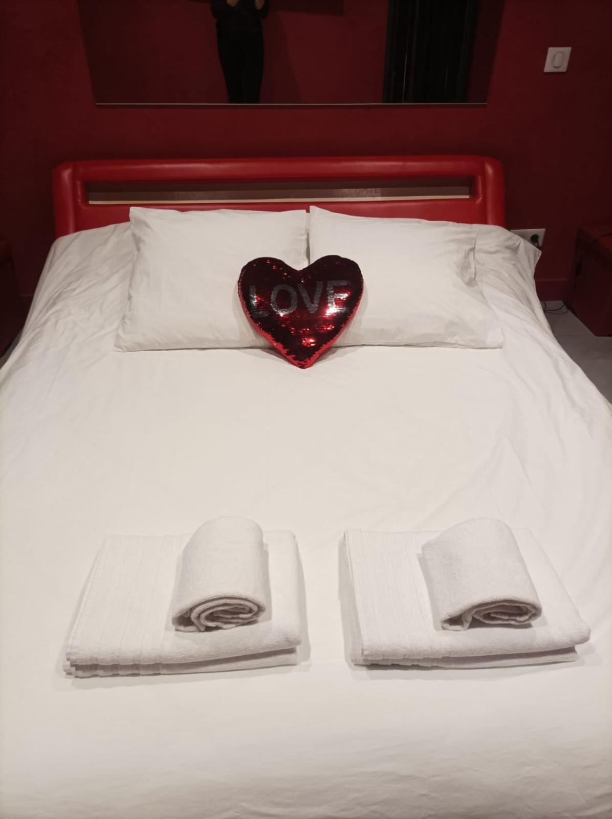 Appartement Balneo Et Sauna Prives The Red Room Mauguio Ngoại thất bức ảnh
